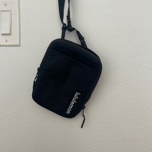 Lululemon crossbody pouch bag with zipper